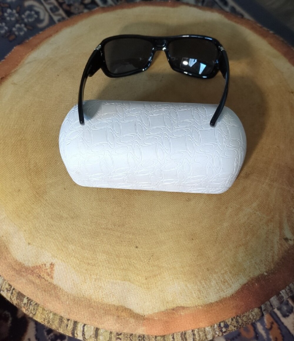 Oakley NO SCRATCHES Black Polarized Sunglasses - Classic Rectangle - Picture 3 of 10